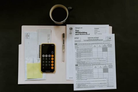 拉薩的企業(yè)，選擇代理記賬和自己請專職會計記賬哪個更劃算？